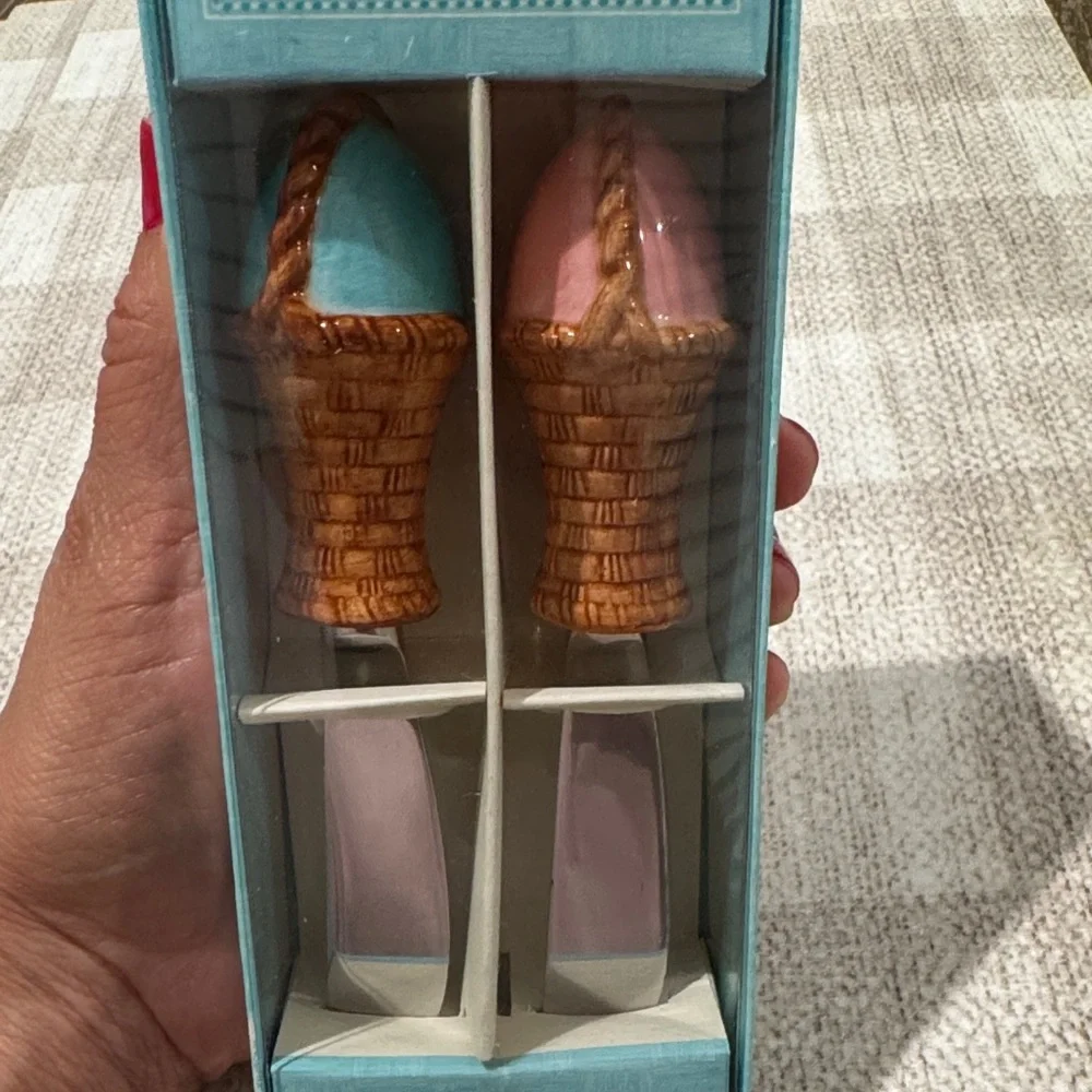 Williams Sonoma Egg Basket Spreaders with Blue and Pink Handles